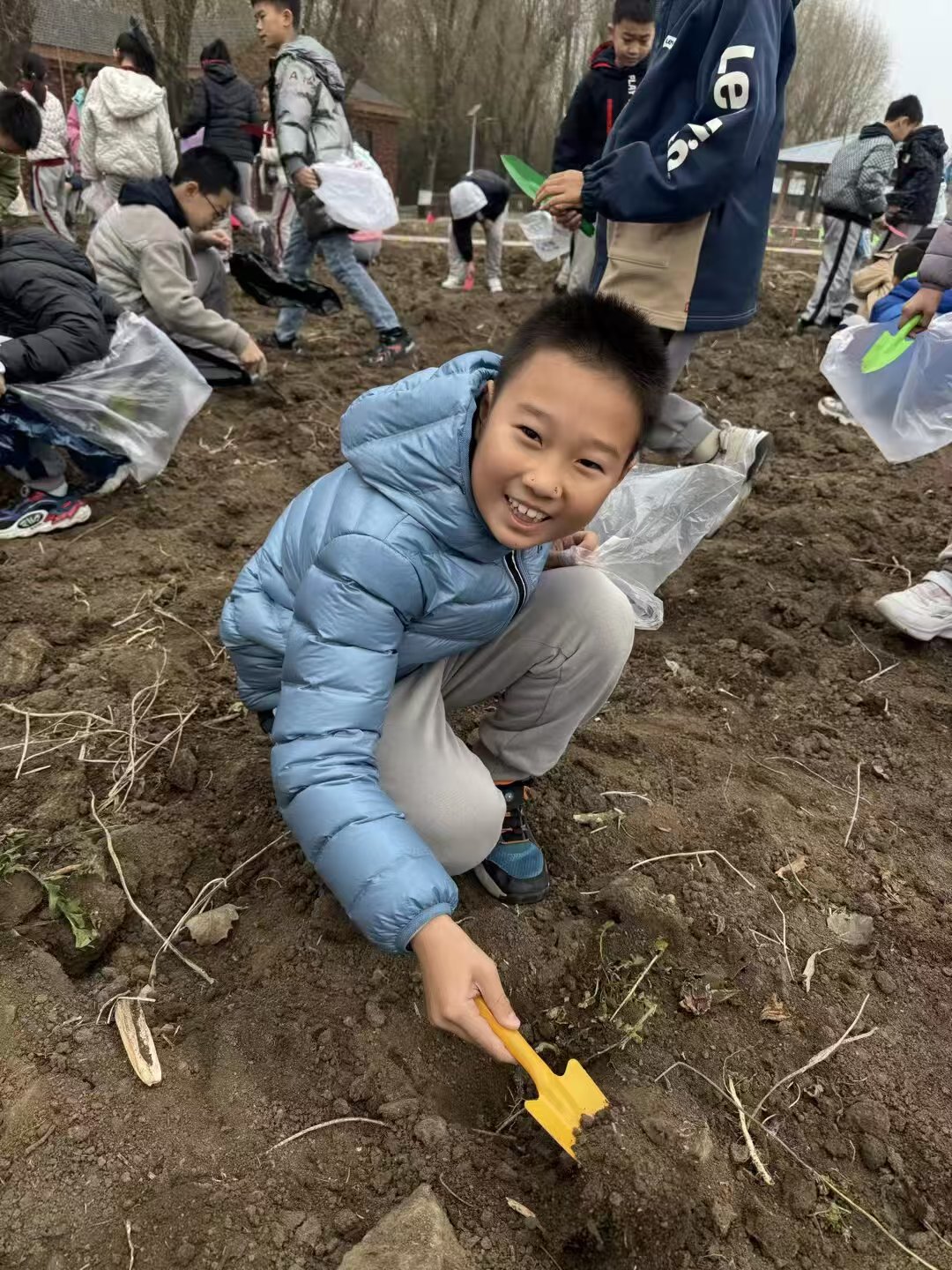 历程一：走进人参研学基地（识参 · 采参 · 第一课）