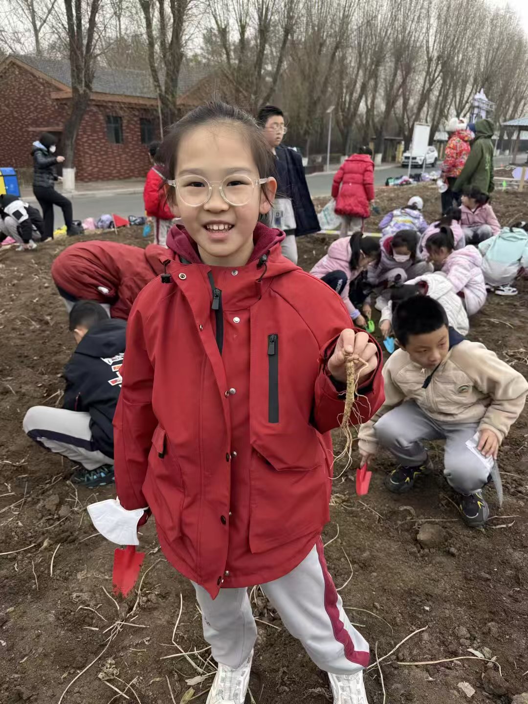 历程一：走进人参研学基地（识参 · 采参 · 第一课）